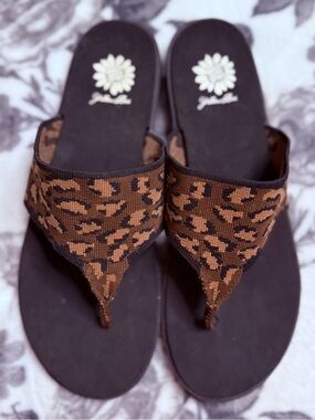 Yellow Box Leopard Knit Thong Sandals - Brown & Black